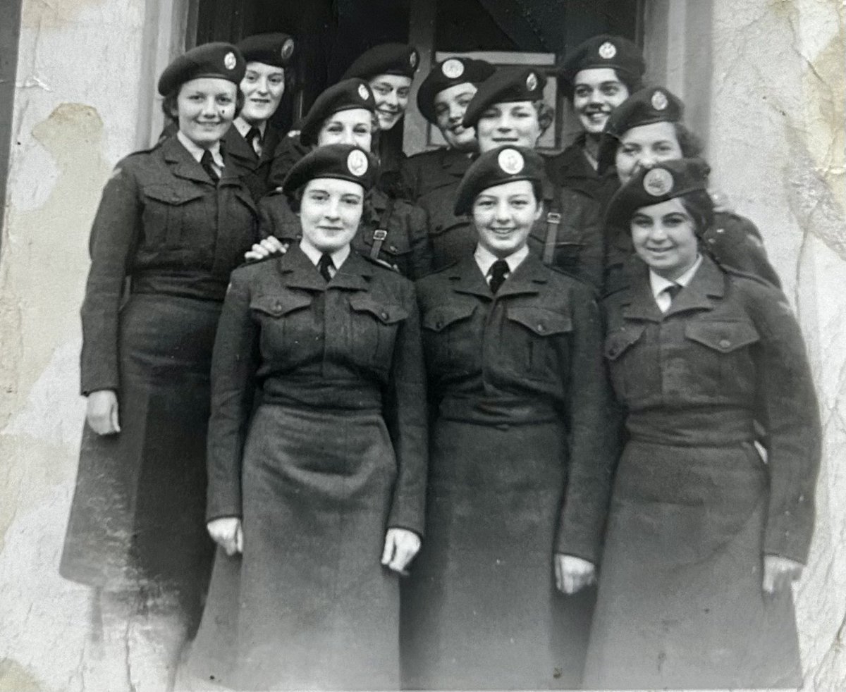 CraigRunner's tweet photo. @DrHelenFry I love those wonderful old photos.
See a photo of my mum ( bottom right) when she was a WRAF. #wraf #kennelmaid https://t.co/kFDDgrLzfo