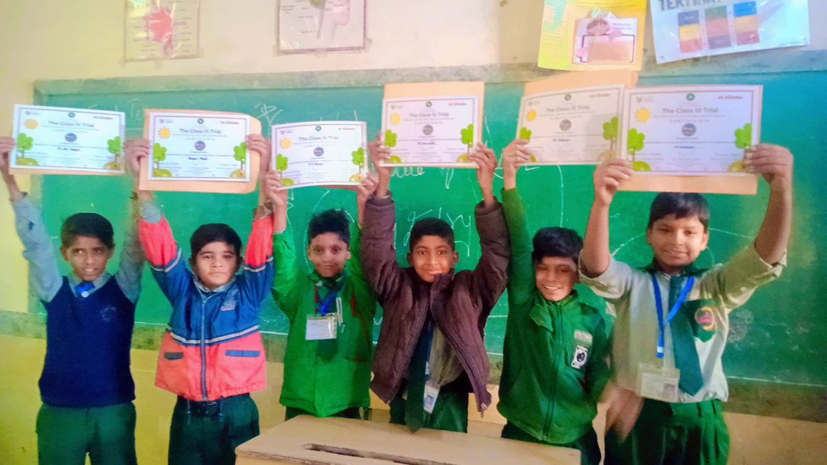 AKU_ClassIII's tweet photo. Your passion and dedication have shone brightly in the world of research. We proudly handed out certificates to acknowledge your valuable contributions at 30025. 🏆@MariamAkhokhar1 https://t.co/VB1bjIM94i