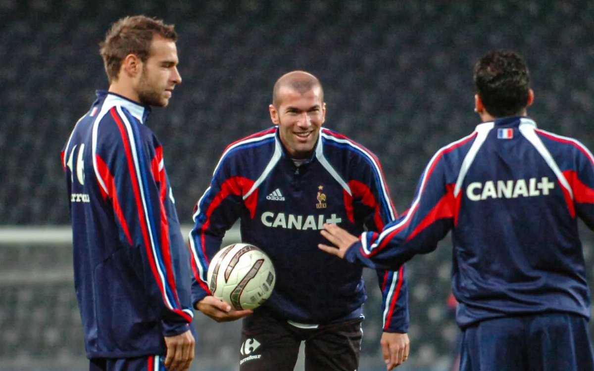 FootFacts_Fr's tweet photo. Anecdote:

Franck Jurietti détient le record de la carrière internationale la plus courte : 5 secondes lors d'un match France-Chypre en 2005.
Comme quoi, chaque match peut marquer l'histoire ! ⚽🕰️ 

#FootballHistory #Record https://t.co/11FggVU1NF