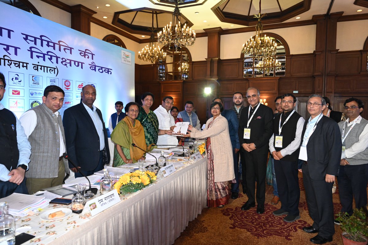 SBPostalRegion's tweet photo. आज प्रो. @RitaBJoshi जी की अध्यक्षता में संसदीय राजभाषा समिति ने कोलकाता में पोस्टमास्टर जनरल का कार्यालय, दक्षिण बंगाल क्षेत्र के साथ निरीक्षण बैठक की।
(1/2)
#SecondSubCommittee
#AzadiKaAmritMahotsav https://t.co/eedpzBhKwO