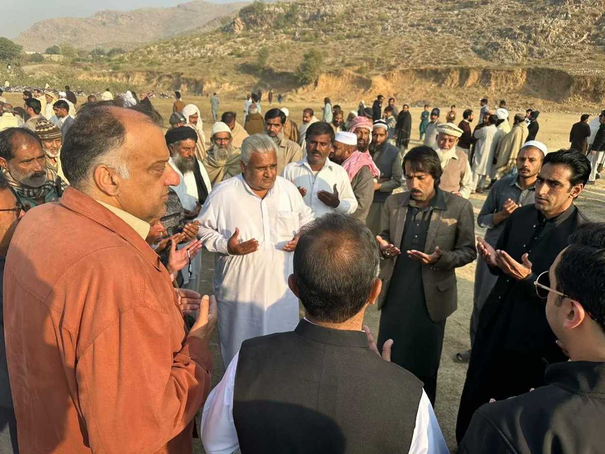 rfzofficial's tweet photo. سابق صوبائی وزیر راجہ فیصل زمان ،انکے فرزند راجہ جنید زمان اور تحصیل چئیرمین خانپور راجہ ہارون سکندر کئ حطار اور شادی گاؤں میں مختلف مقامات پر جنازے اور دعا میں شرکت. https://t.co/jYL0O4ezOc