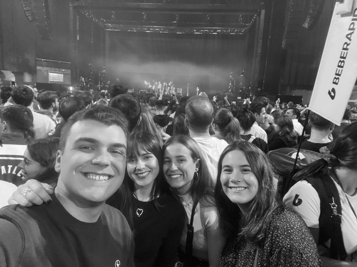 caaro_kiwi's tweet photo. Soy una afortunada por haber visto el fin de gira de Leiva ayer con gente tan bonita y a la que quiero tanto ❤️ https://t.co/0jZ3YSC8bI