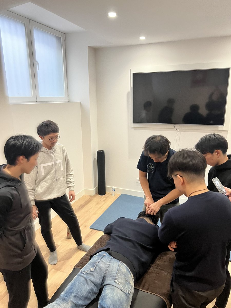 GlobalFACT1's tweet photo. ④日本人トップトレーナーの直接指導

マドリードでスポーツに特化した治療院を運営する祐森啄矢氏の講義。アメリカ・スペインで培った独自の鍼技術・手技で痛みを取りきる根本治療を目の当たりにして、日本で経験豊富なトレーナーの方々もその独自のスキルに驚いた様子で、良い意見交換の機会でした♪ https://t.co/kiig5vRKSu