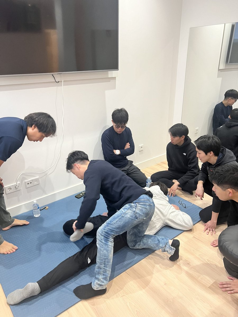 GlobalFACT1's tweet photo. ④日本人トップトレーナーの直接指導

マドリードでスポーツに特化した治療院を運営する祐森啄矢氏の講義。アメリカ・スペインで培った独自の鍼技術・手技で痛みを取りきる根本治療を目の当たりにして、日本で経験豊富なトレーナーの方々もその独自のスキルに驚いた様子で、良い意見交換の機会でした♪ https://t.co/kiig5vRKSu