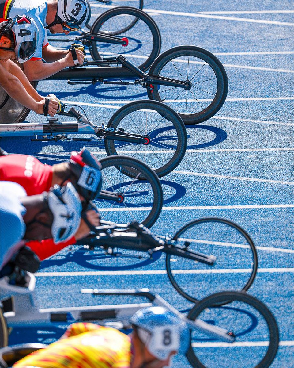 stadion_actu's tweet photo. 𝗔𝗨𝗫 𝗣𝗥𝗘𝗠𝗜𝗘̀𝗥𝗘𝗦 𝗟𝗢𝗚𝗘𝗦 📸👁

🌍 Pour rendre compte de l'actualité de l'athlétisme, nos six reporters-photographes ont couvert les plus grands événements en 2023 pour suivre vos athlètes préférés, avec toujours la même passion qui les anime depuis des années 🔥

📖 Avant d'attaquer la saison 2024 qui s'annonce extraordinaire, évidemment marquée par le rendez-vous sportif le plus important du siècle en France, chacun d'entre eux a ouvert une dernière fois son album en 2023 🥳

🎞 Pour vous, ils ont sélectionné leurs trois plus belles images de cette année parmi les milliers de clichés capturés : Premier épisode avec Solène Decosta ! 

1️⃣ Sha'Carri Richardson, sacrée championne du monde du 100 m à Budapest en 10"65 le 21 août 💪

2️⃣ Noah Lyles domine facilement le champion olympique Marcell Jacobs sur 100 m au Meeting de Paris (9"97 contre 10"21) le 9 juin 🔥

3️⃣ Les Championnats du monde handisport du 8 au 17 juillet au Stade Charléty de Paris, à un an des Jeux paralympiques dans la capitale 🥇