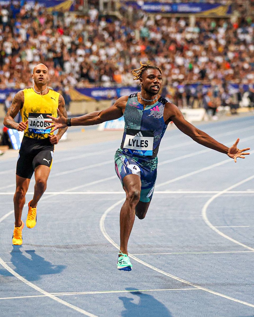 stadion_actu's tweet photo. 𝗔𝗨𝗫 𝗣𝗥𝗘𝗠𝗜𝗘̀𝗥𝗘𝗦 𝗟𝗢𝗚𝗘𝗦 📸👁

🌍 Pour rendre compte de l'actualité de l'athlétisme, nos six reporters-photographes ont couvert les plus grands événements en 2023 pour suivre vos athlètes préférés, avec toujours la même passion qui les anime depuis des années 🔥

📖 Avant d'attaquer la saison 2024 qui s'annonce extraordinaire, évidemment marquée par le rendez-vous sportif le plus important du siècle en France, chacun d'entre eux a ouvert une dernière fois son album en 2023 🥳

🎞 Pour vous, ils ont sélectionné leurs trois plus belles images de cette année parmi les milliers de clichés capturés : Premier épisode avec Solène Decosta ! 

1️⃣ Sha'Carri Richardson, sacrée championne du monde du 100 m à Budapest en 10"65 le 21 août 💪

2️⃣ Noah Lyles domine facilement le champion olympique Marcell Jacobs sur 100 m au Meeting de Paris (9"97 contre 10"21) le 9 juin 🔥

3️⃣ Les Championnats du monde handisport du 8 au 17 juillet au Stade Charléty de Paris, à un an des Jeux paralympiques dans la capitale 🥇