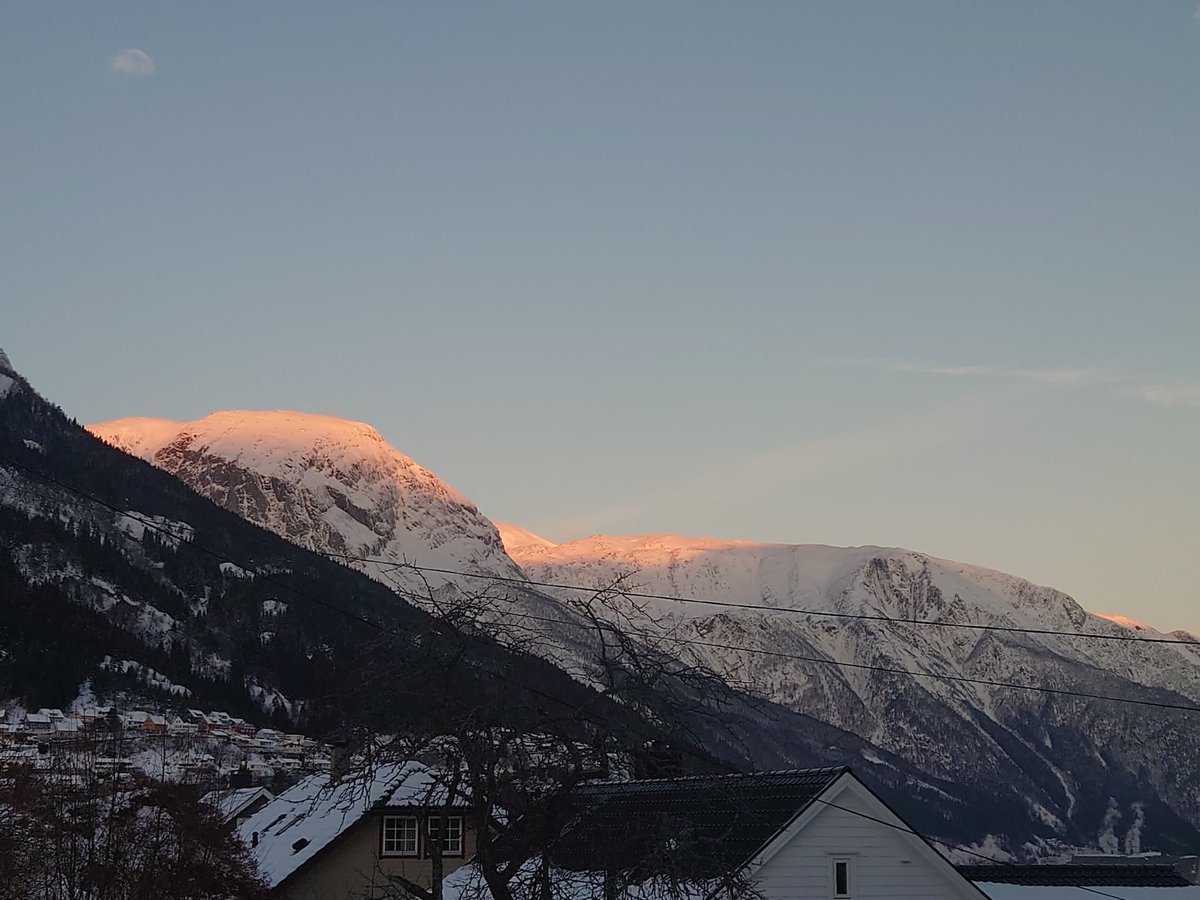 Tegner fortsatt til å bli en vakker dag -2 C og helt klart ennå. Bilde fra i morges, solen slikker over Folgefonna isbre før den går ned i Hardangerfjorden 😎