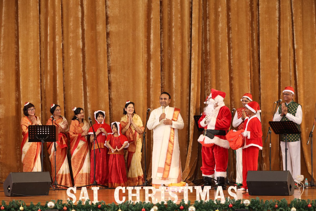 im_bibek_sharma's tweet photo. Wanna be a Santa Claus?
Join the journey of impact with @sri_madhu_sai's global mission.
Since 2011, he's been creating institutes of excellence in over 33 countries, touching countless lives, especially children.
#BeASanta
#Christmas #santaclaus #compassion #Jesus
|1| https://t.co/uZIigzVwvK