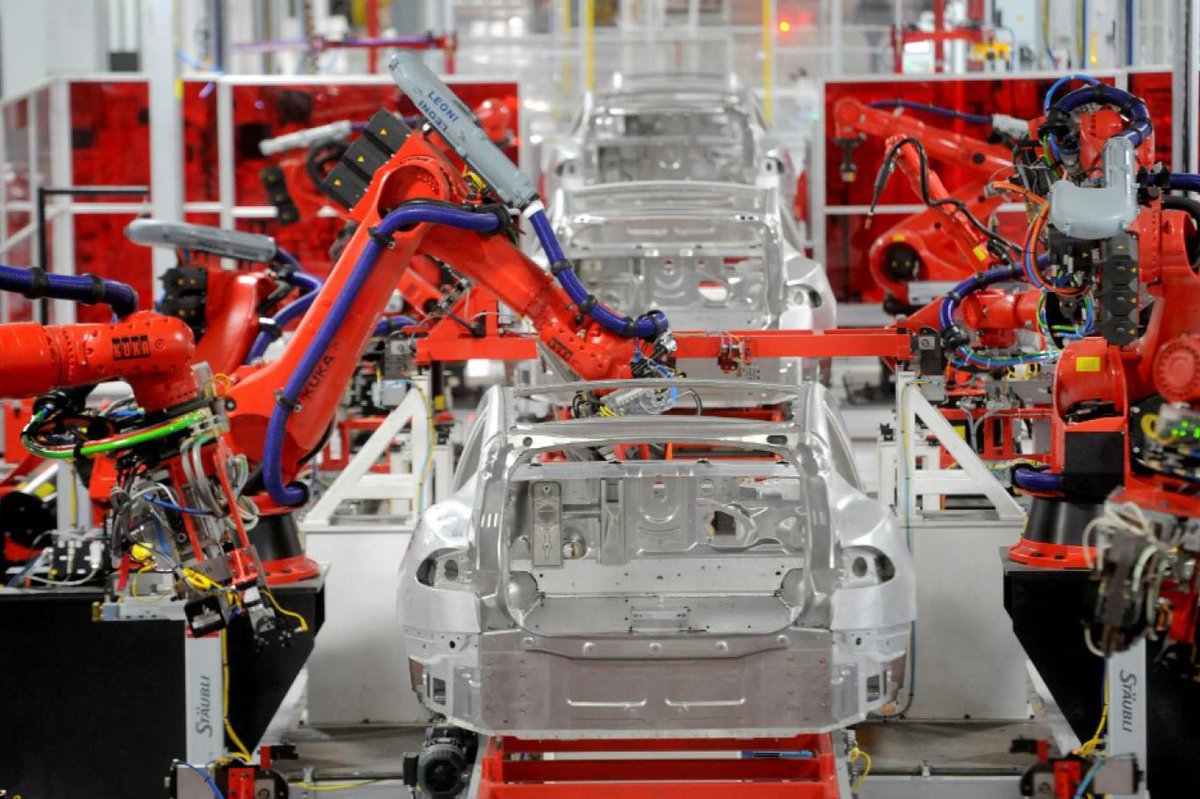 muhendisegitim's tweet photo. Bir Tesla mühendisi, şirketin Austin yakınlarındaki Giga Texas fabrikasında meydana gelen arıza sırasında bir
robotun saldırısına uğradı. Acil kapatma butonuyla durdurulan robotun saldırısı esnasında ortalık kan gölüne döndü. https://t.co/zmUNGw3HIr