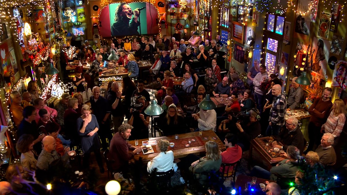 Top2000agogoNTR's tweet image. Vanavond in de #Top2000agogo! Aan de bar spelen Rayen Panday en Roxeanne Hazes de quiz en vertelt Philip Freriks over zijn grote muzikale liefde. En wat is eigenlijk het verhaal achter het nummer Crazy van Seal? 

19:00 uur op NPO 1

@LeoBlokhuis 
@diederikebbinge