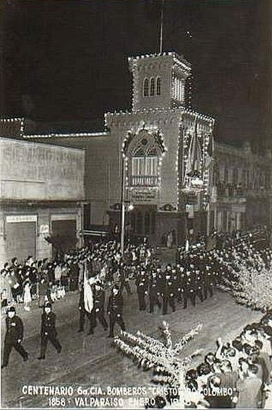 La Sexta Compañía de Bomberos de Valparaíso "Cristoforo Colombo", es la institución de origen italiano más antigua de América, fue fundada en enero de 1858.
En la fotografía un desfile pasando por la Vecchia Casona de calle Independencia con General Cruz, con motivo de la