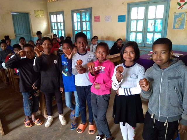 fondation_AHN's tweet photo. Offrir des petits-déjeuners nutritifs à 325 enfants à Madagascar grâce à vos contributions a apporté sourires radieux et vitalité. Chaque geste compte. Merci pour votre soutien continu! 🌞🍽️ #PlaisirMatinal #AUAHelpNoma #NutritionSourires https://t.co/z5yuoWVokW