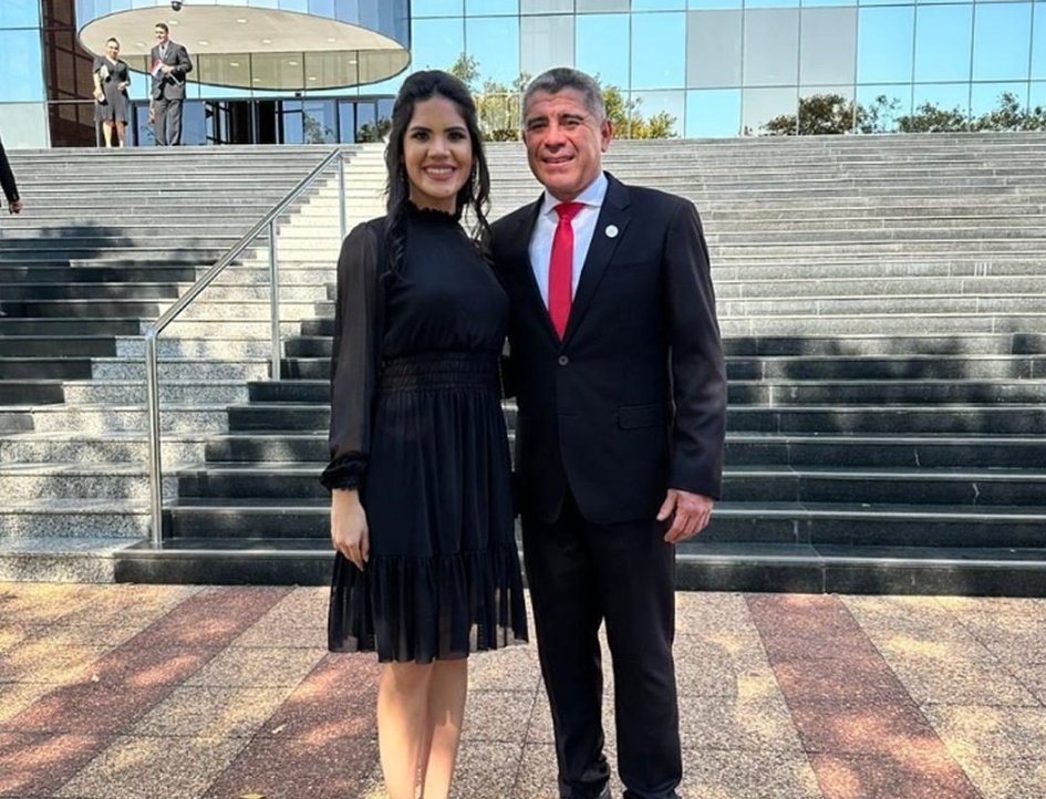 elnacionalpy's tweet photo. EL PARAGUAY QUE DUELE | 🇵🇾💔

🔹La hija del diputado cartista Héctor Figueredo "ya está mejor" con el cargo de Coordinadora de Asistencia y Control de Seguro Médico de Diputados, con salario de G. 15 millones.

🔹Excombatientes y adultos mayores cobrarán aumento de G. 32.516 (lo cual equivale aproximadamente a un plato de comida) 

🔹El cargo de Camila Lucía Figueredo Díaz depende directamente de Tesorería de la Cámara Baja.

#ElNacional