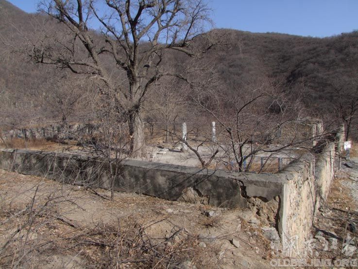 You've heard about Christians in medieval China, but would you've thought there are still physical remains of a medieval church in China? The are the ruins of the Temple of the Cross 十字寺 in the magnificent mountains right outside of Beijing! 🧵1/