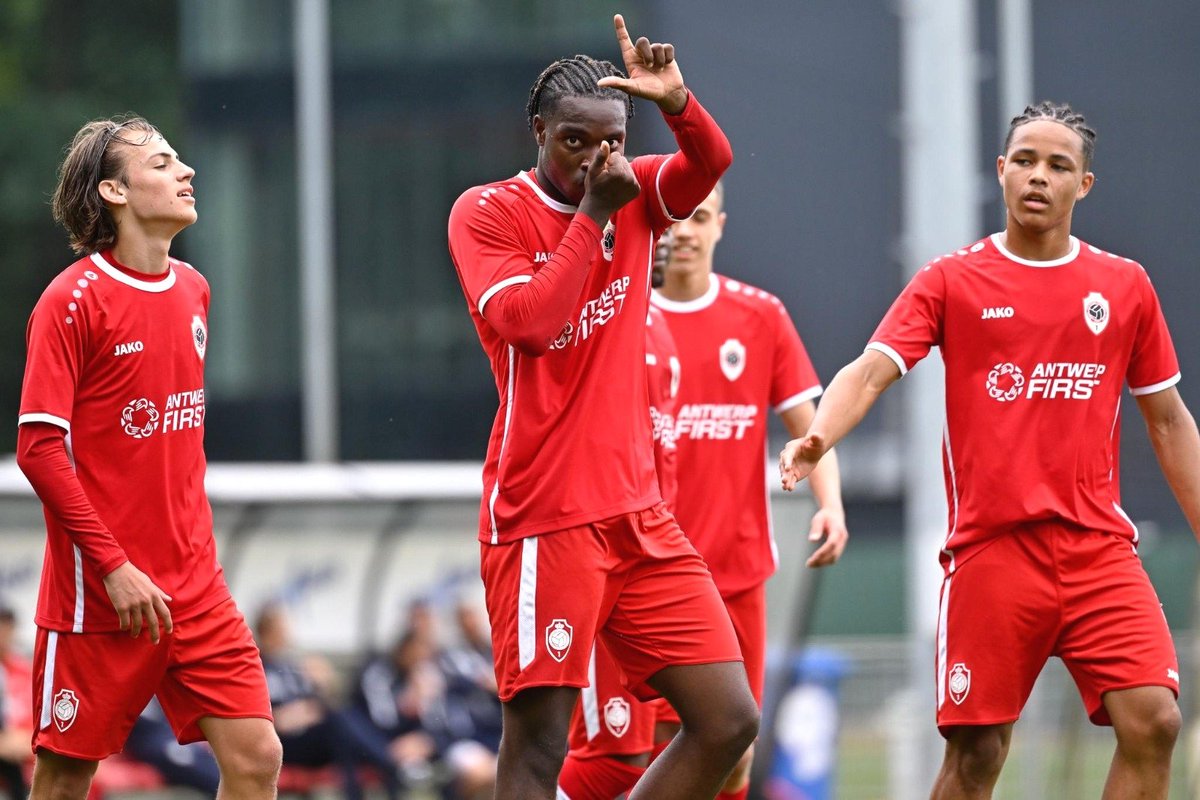 Exclusivo_PT's tweet photo. George Ilenikhena, avançado nigeriano de 17 anos, está a ser disputado por Benfica e FC Porto, para além de Ajax e Napoli. 

O avançado do Antuérpia já marcou 8 golos esta época em todas as competições. https://t.co/VgrjOdZPi1