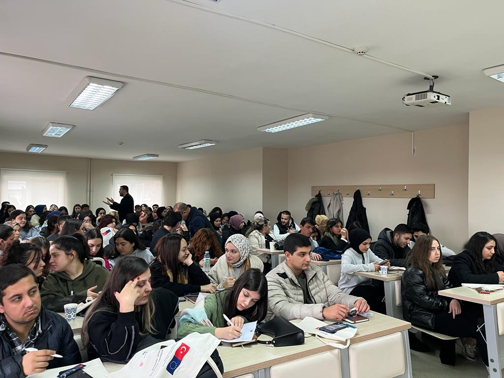 SWEEPProject's tweet photo. #SWEEP projemiz kapsamında 22 Aralık Cuma günü, Ankara Üniversitesi Haymana Meslek Yüksekokulu'nda Yaşlı Bakımı ve Fizyoterapi öğrencilerine projemizi tanıttık.

@IKGPRO

@TurkiyeIsKurumu

@csgbakanligi

@VakfYorturk https://t.co/zAAR0EKq3M
