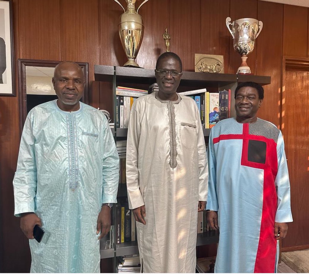 UCAD_Senegal's tweet photo. #VISITE 🤝
Le Recteur, Pr @AhmadouAlyMbaye a reçu le SG de L'Union Nationale des Syndicats Autonomes du Sénégal #UNSAS M. Mademba Sock
Une occasion de revenir sur la situation de l'enseignement supérieur au Sénégal et particulièrement à #UCAD
L'ancien SG National du #SAES Pr Malick Fall a assisté à la rencontre
En effet le syndicat fait partie des membres fondateurs de la confédération #UNSAS
Un prétexte pour raffermir les liens entre le syndicat et l'autorité rectorale
Les 2 parties ont longuement discuté et ont réaffirmé la nécessité de la culture du dialogue
#ucad #compublique #senegal #comdigitale #syndicalisme #dialogue @Praminataniang
