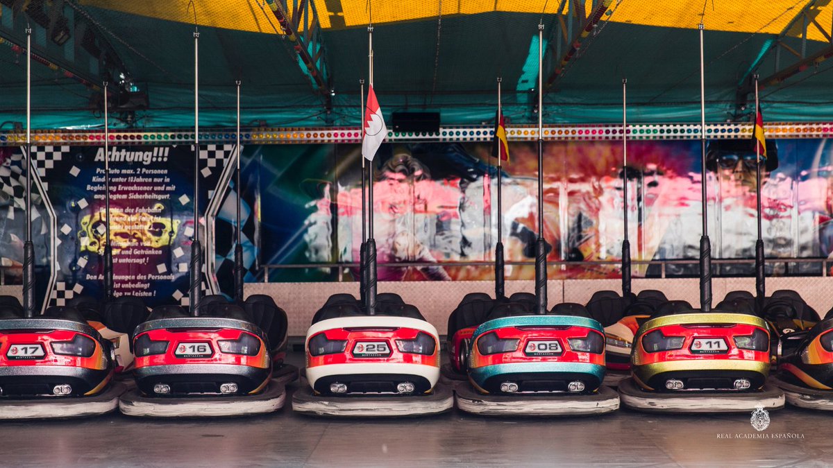 Coches de choque, autos chocones, carros locos... ¿Cómo llaman ustedes a esta atracción de feria que consiste en una plataforma metálica sobre la que ruedan y chocan unos coches eléctricos de pequeño tamaño?