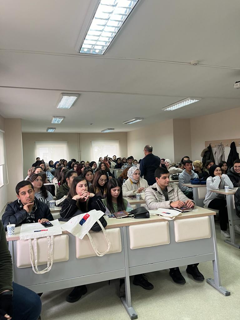 SWEEPProject's tweet photo. #SWEEP projemiz kapsamında 22 Aralık Cuma günü, Ankara Üniversitesi Haymana Meslek Yüksekokulu'nda Yaşlı Bakımı ve Fizyoterapi öğrencilerine projemizi tanıttık.

@IKGPRO

@TurkiyeIsKurumu

@csgbakanligi

@VakfYorturk https://t.co/zAAR0EKq3M