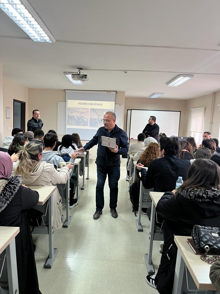 SWEEPProject's tweet photo. #SWEEP projemiz kapsamında 22 Aralık Cuma günü, Ankara Üniversitesi Haymana Meslek Yüksekokulu'nda Yaşlı Bakımı ve Fizyoterapi öğrencilerine projemizi tanıttık.

@IKGPRO

@TurkiyeIsKurumu

@csgbakanligi

@VakfYorturk https://t.co/zAAR0EKq3M