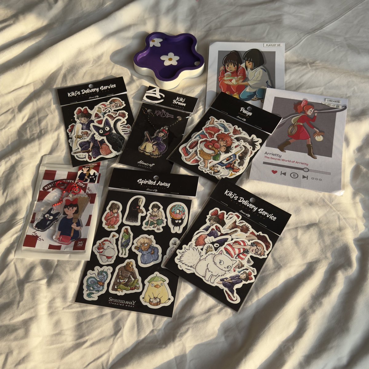 queerisy's tweet photo. main ke Jogja kemarin sempetin ke Artlinx buat jajan yang gemes-gemes! kalap… banget…… apalagi kalau suka Ghibli! BANYAAAK YANG LUCU…. 😩😩 

ada keychain, sticker, phone charm, gelang, cicin, alat tulis… pokoknya kalau ke sini siap-siap duit meringis 💔 https://t.co/pNNZJ4vWMi