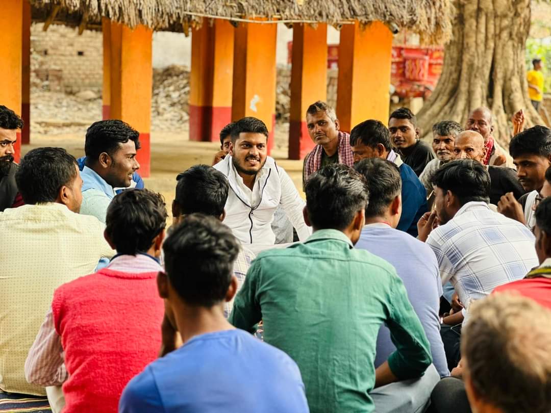 VineetNarayanS1's tweet photo. आज 27.12.2023 नालंदा के जिला अध्यक्ष श्री धर्मेंद्र कुशवाहा जी एवम वहां के वरिष्ठ एवम युवा साथियों के साथ आगामी 11 जनवरी 2024 को पापा जी (स्व सत्येंद्र कुशवाहा जी) की 6वी पुण्यतिथि को लेकर चर्चा करते हुए।
#Nalanda
#Bihar 
@vichar_manch https://t.co/hlwuCoDiFc