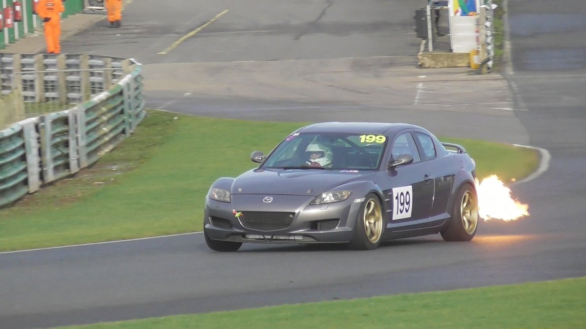 Pescara_TV's tweet image. Variety in all forms from the 2023 edition of the Plum Pudding races at Mallory Park

No wonder there was reports of queues to get in! 

Not something you hear happening too often for club Motorsport events these days

@750MotorClub 

#plumpuddingraces #malloryprk #750mc #emra