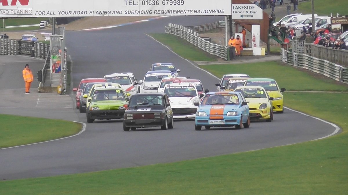 Pescara_TV's tweet image. Variety in all forms from the 2023 edition of the Plum Pudding races at Mallory Park

No wonder there was reports of queues to get in! 

Not something you hear happening too often for club Motorsport events these days

@750MotorClub 

#plumpuddingraces #malloryprk #750mc #emra