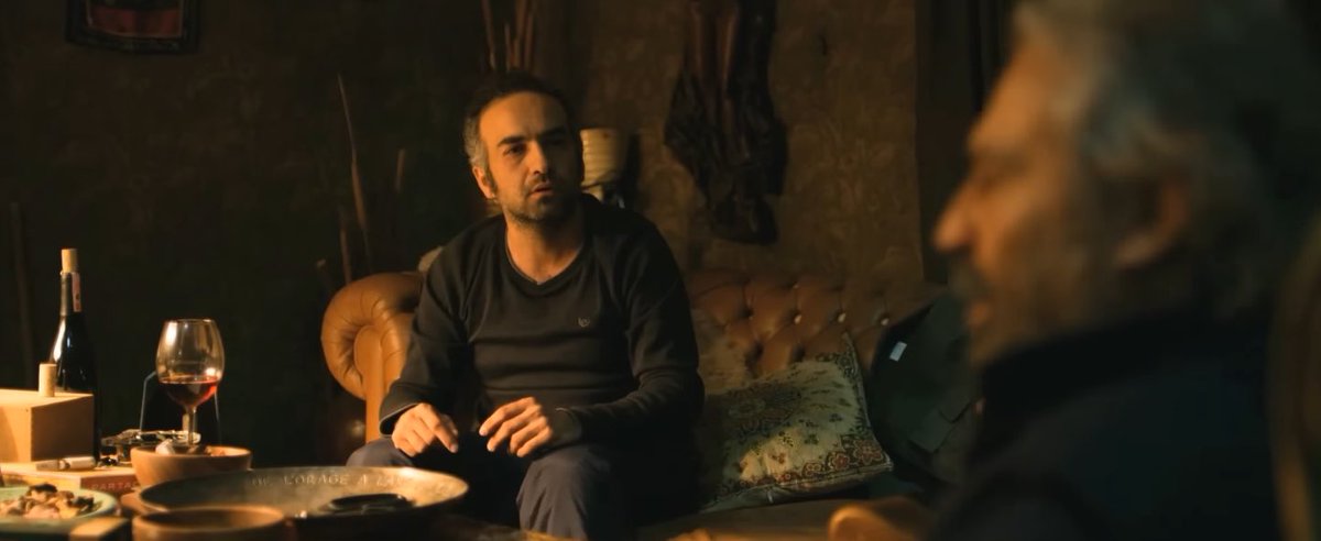 directedbygiz's tweet photo. Zeki Demirkubuz:

“Kış Uykusu’ndaki göndermeyi kabaca gördüm. B*k gibi sahneydi. Böyle bir şey olur mu ya? Çok korkunç bir sahneydi. Kusura bakmasınlar, daha iyi çeksin öyle şeyleri”

Burada kimse gönderme sahneyi anlamamış. Zeki Bey öğretmen sahnesinden bahsediyor: https://t.co/aBewGSci1k