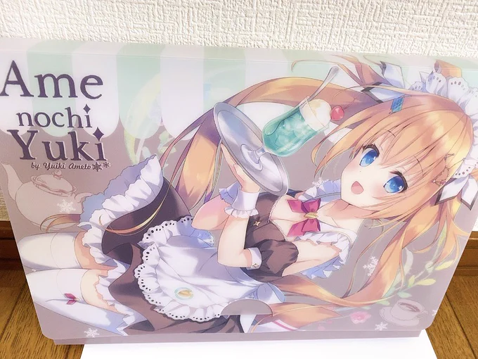 新刊セットに入るファイルケースの実物です 半透明の梨地素材でふんわり発色のラテ色メイドさん 丈夫な素材でA4クリアファイルや大判同人誌もいっぱい入る幅広サイズ240×320×33mm です