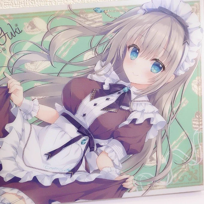 新刊セットに入るファイルケースの実物です 半透明の梨地素材でふんわり発色のラテ色メイドさん 丈夫な素材でA4クリアファイルや大判同人誌もいっぱい入る幅広サイズ240×320×33mm です