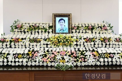 whiterosestea's tweet photo. This is so heartbreaking 💔

Hope you finally find your own peace, ahjussi Lee Sun Kyun. I sincerely pray for you, your family and those who are in grief right now

Rest in peace #LeeSunKyun 🥀 https://t.co/4Dfe1zVBSp
