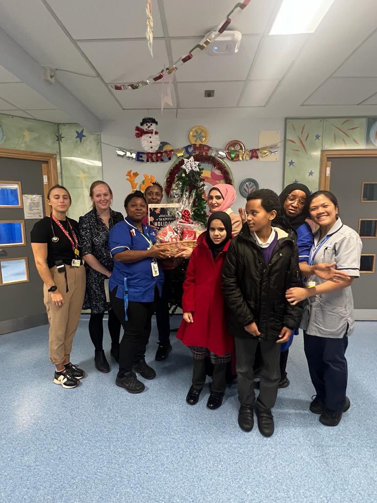 olive_hackney's tweet image. Our student leaders helped deliver a special gift hamper to our local children’s ward at Homerton Hospital to say thank you!  @NHSHomerton @hackneycouncil #WinterGiftProgramme #StarCitizens #Service #Respect #WeAreStar