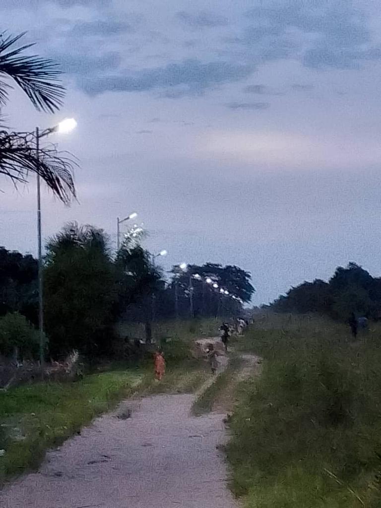 anser_rdc's tweet photo. 📸#InstantTerrain ✅Eclairage public💡effectif sur l'avenue 20, commune📍Bipemba #MbujiMayi🇨🇩. 
🎯Au total, c'est 100 lampadaires qui sont installés sur 3,3 Km par la société DEV SOLAIRE. À suivre: projet d'électrification⚡des Centres de Santé de Mbuji Mayi🏥. 
#electrificationrurale #energiepourtous #RDC