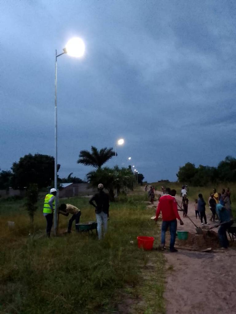 anser_rdc's tweet photo. 📸#InstantTerrain ✅Eclairage public💡effectif sur l'avenue 20, commune📍Bipemba #MbujiMayi🇨🇩. 
🎯Au total, c'est 100 lampadaires qui sont installés sur 3,3 Km par la société DEV SOLAIRE. À suivre: projet d'électrification⚡des Centres de Santé de Mbuji Mayi🏥. 
#electrificationrurale #energiepourtous #RDC