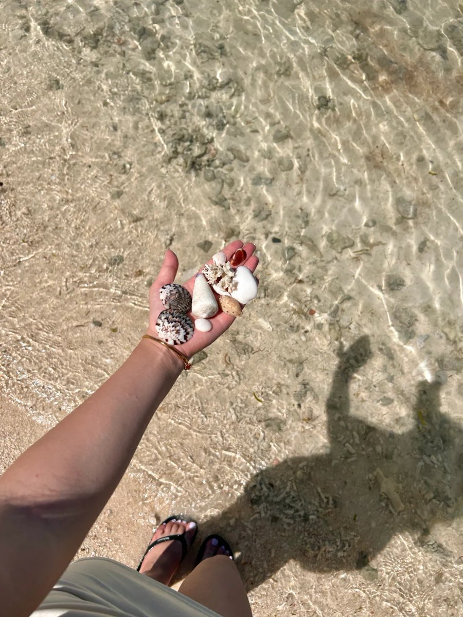 rem49er's tweet image. Going to the beach is a rejuvenating experience for me. As soon as I set my feet on the warm sand, I felt a moment of relaxation.🏝😊