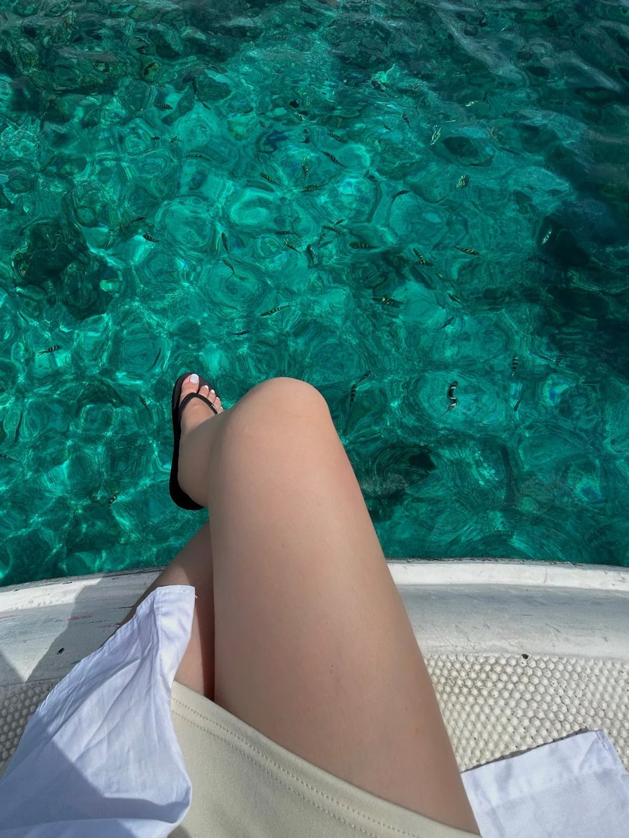 rem49er's tweet image. Going to the beach is a rejuvenating experience for me. As soon as I set my feet on the warm sand, I felt a moment of relaxation.🏝😊