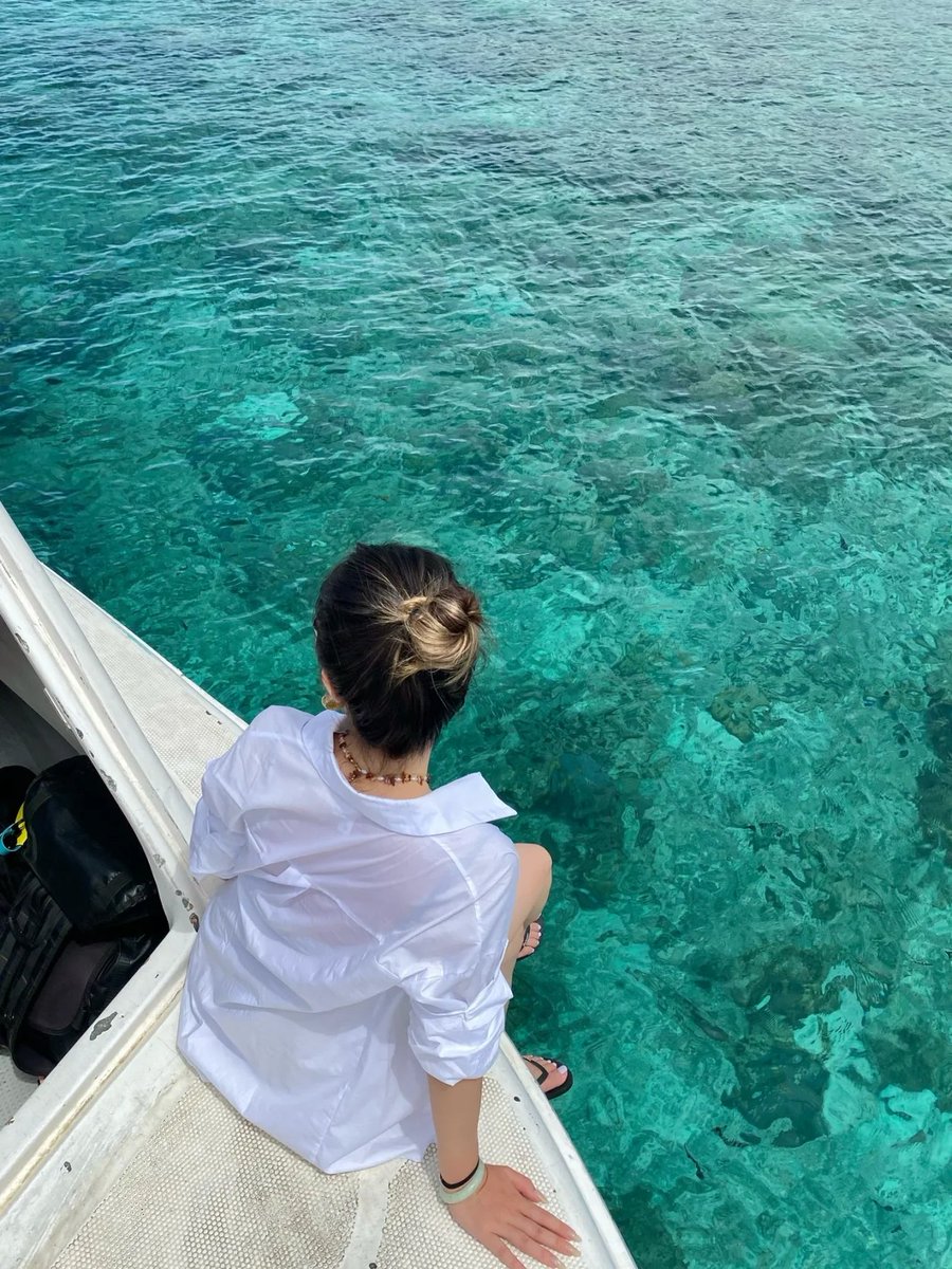 rem49er's tweet image. Going to the beach is a rejuvenating experience for me. As soon as I set my feet on the warm sand, I felt a moment of relaxation.🏝😊