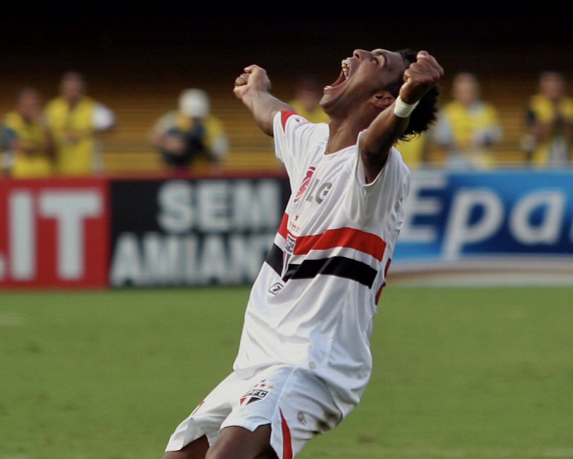 SaoPauloFC's tweet photo. 📸 Lembranças do aniversariante campeão do mundo e tribrasileiro 🏆

#VamosSãoPaulo 🇾🇪 https://t.co/5kTji0k2sZ