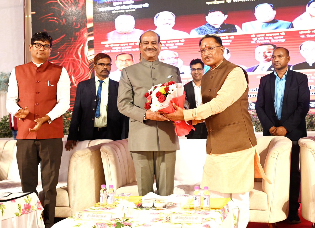 ombirlakota's tweet photo. छत्तीसगढ़ के रायगढ़ प्रवास के दौरान मुख्यमंत्री श्री विष्णु देव साय जी ने भावपूर्ण स्वागत किया। इस दौरान उन्हें नए दायित्व के लिए शुभकामनाएं दीं। आशा है कि उनके नेतृत्व में छत्तीसगढ़ प्रगति और विकास की अनुकरणीय गाथा लिखेगा।

@vishnudsai https://t.co/Rt4f9QI5KG