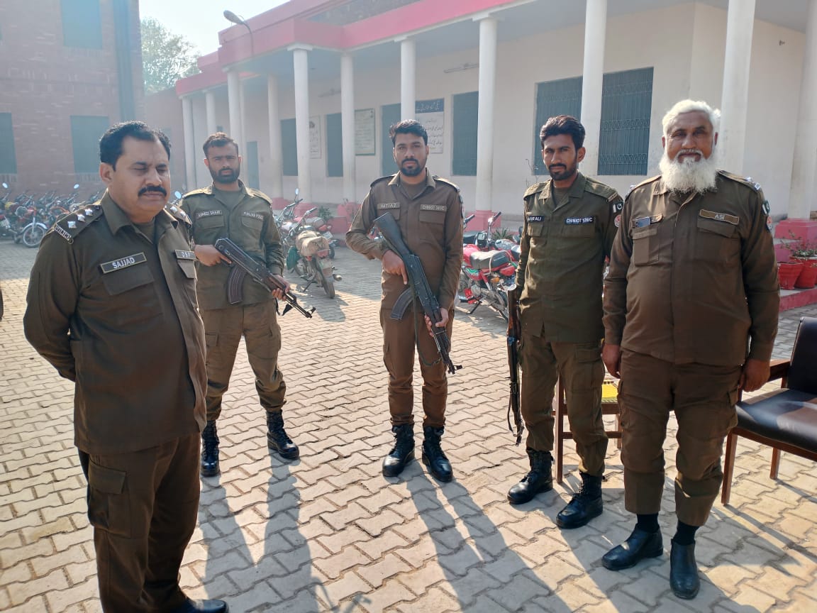 DspSdpocitycht's tweet photo. جناب ڈی ایس پی سٹی سرکل سجاد حسین صاحب کی الیکشن کے تربیتی کیمپ کی چیکنگ اور متعینہ عملہ کو بریفننگ ۔ https://t.co/Gz0TiV3JVc