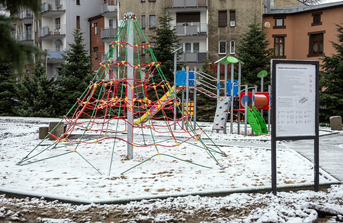 umbytom's tweet photo. Nowy plac zabaw i strefa sportowa przy ul. Tarnogórskiej oddane do użytku! To kolejny projekt zrealizowany w ramach #BO_Bytom. Młodzi bytomianie mogą tu korzystać m. in. ze zjeżdżalni, siatki do wspinaczki czy klatki do treningu OCR.
https://t.co/F3Xel3SntE https://t.co/Fior4gpT53