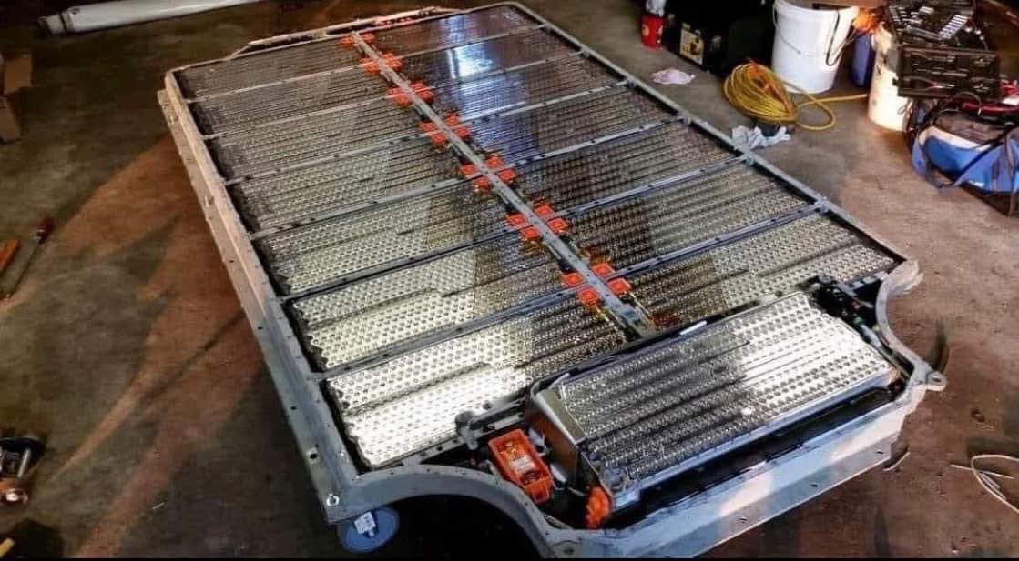 RositaDaz48's tweet image. This is a Tesla battery.

To manufacture it you need:

12 tonnes of rock for Lithium
5 tons of Cobalt minerals
3 tons of mineral for nickel
12 tons of copper ore

Move 250 tons of soil to obtain:
12 kg of Lithium
30 pounds of nickels
22 kg of manganese
15 pounds of Cobalt
100 Kg…