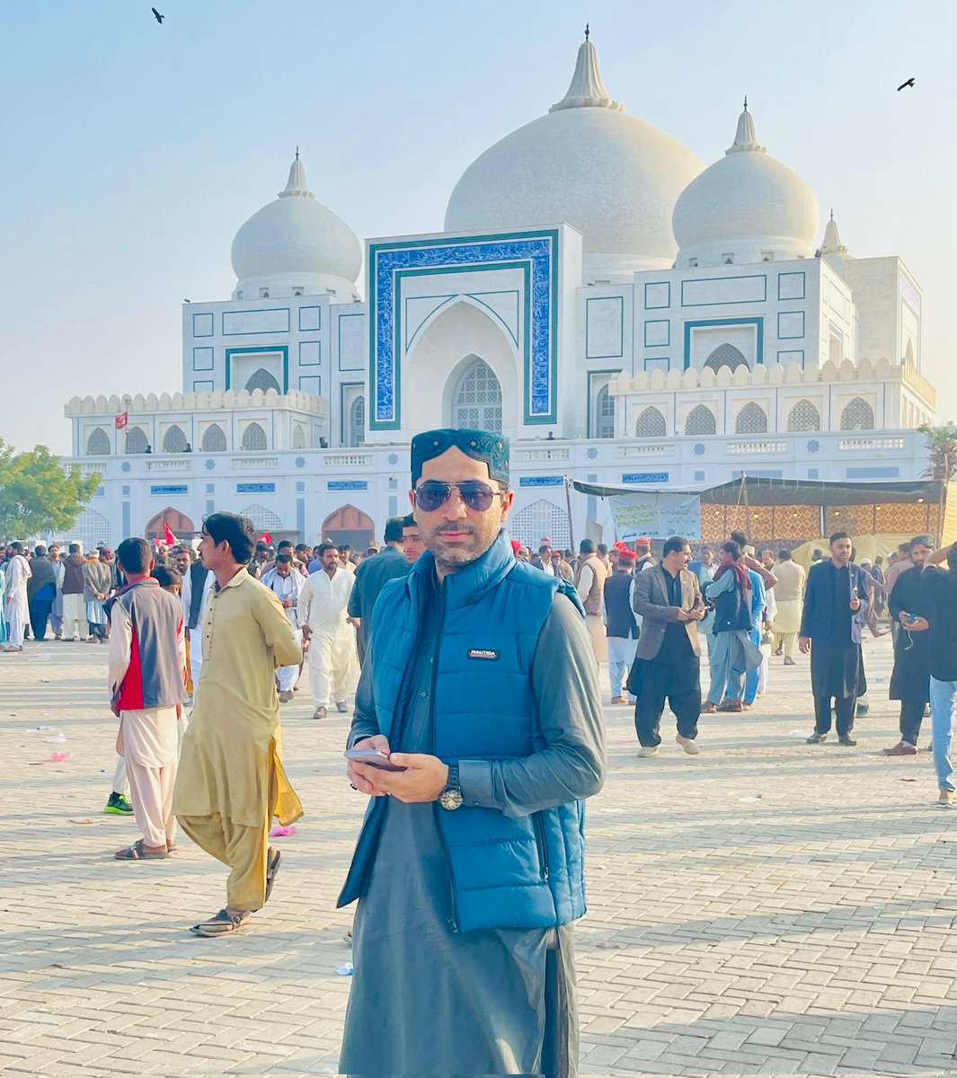 SaalimRind's tweet photo. اپنی قائد شھید جھموریت محترمہ بینظیر بھٹو کو خراج عقیدت پیش کرنے کے لیے سرزمین شُھداء گڑھی خدابخش بھٹو پر حاضری🇱🇾
@ShaziaAttaMarri https://t.co/235uXfnnaf