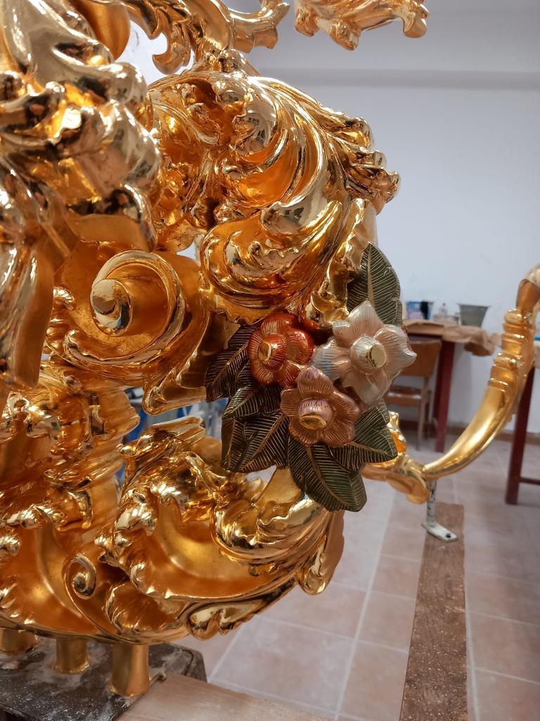PrendimientoAlm's tweet photo. 🎁 Los Reyes Magos nos han dejado un regalo en el taller de Enrique Castellanos que queremos compartir con todos vosotros. 

La segunda fase de dorado del paso de misterio, toma forma con los candelabros de guardabrisa ya finalizados.

¡Feliz día de Reyes desde #elPrendimiento! https://t.co/7c4FloQa5a