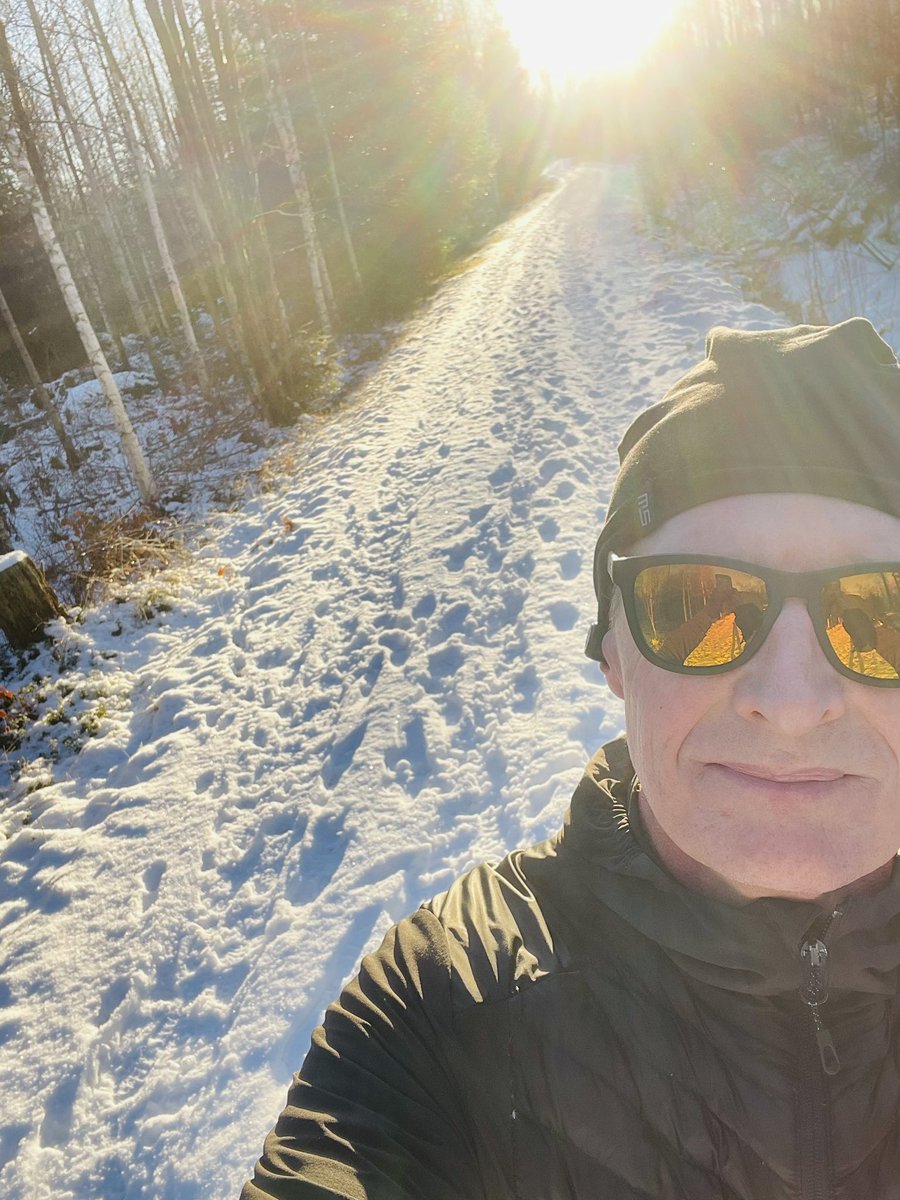 myola1's tweet photo. Ljuset! Stilla, vackert, jobbigt…skön runda för både huvud och kropp 🏃‍♂️❄️☀️

#runolarun #running #winterrunning #trailrunning #löpning #icebug #runonemotion #teamnordictrail https://t.co/YUSQM062P0
