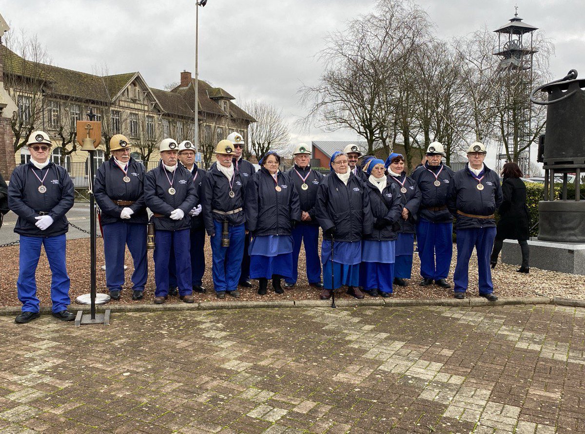 hautsdefrance's tweet photo. Aujourd’hui, la Région #hautsdefrance rend officiellement hommage aux 42 mineurs qui ont brutalement perdu la vie lors du coup de grisou qui a eu lieu le 27 décembre 1974.

✔️ Ne jamais oublier, se souvenir, c’est le sens de la politique mémorielle portée par votre Région. https://t.co/GzCPBMyNzz