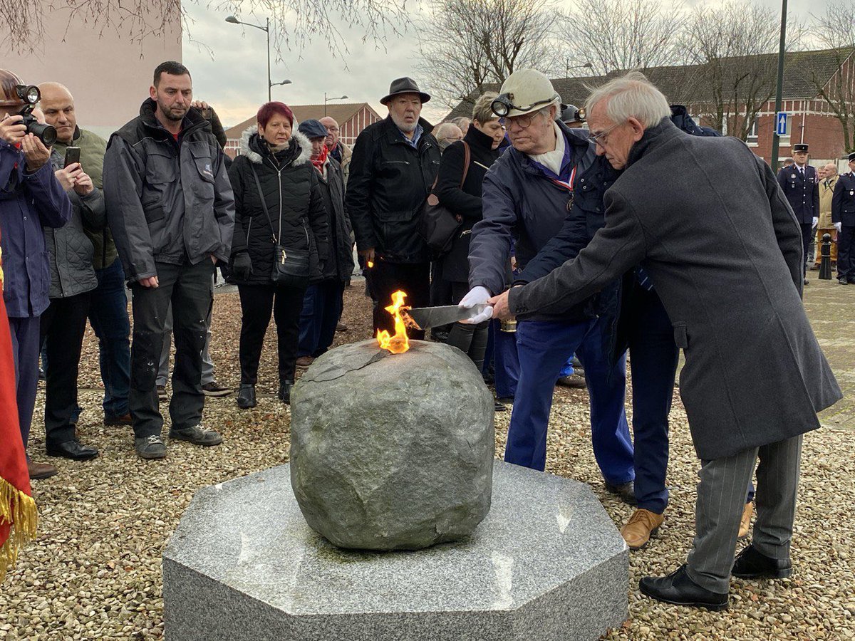 hautsdefrance's tweet photo. Aujourd’hui, la Région #hautsdefrance rend officiellement hommage aux 42 mineurs qui ont brutalement perdu la vie lors du coup de grisou qui a eu lieu le 27 décembre 1974.

✔️ Ne jamais oublier, se souvenir, c’est le sens de la politique mémorielle portée par votre Région. https://t.co/GzCPBMyNzz