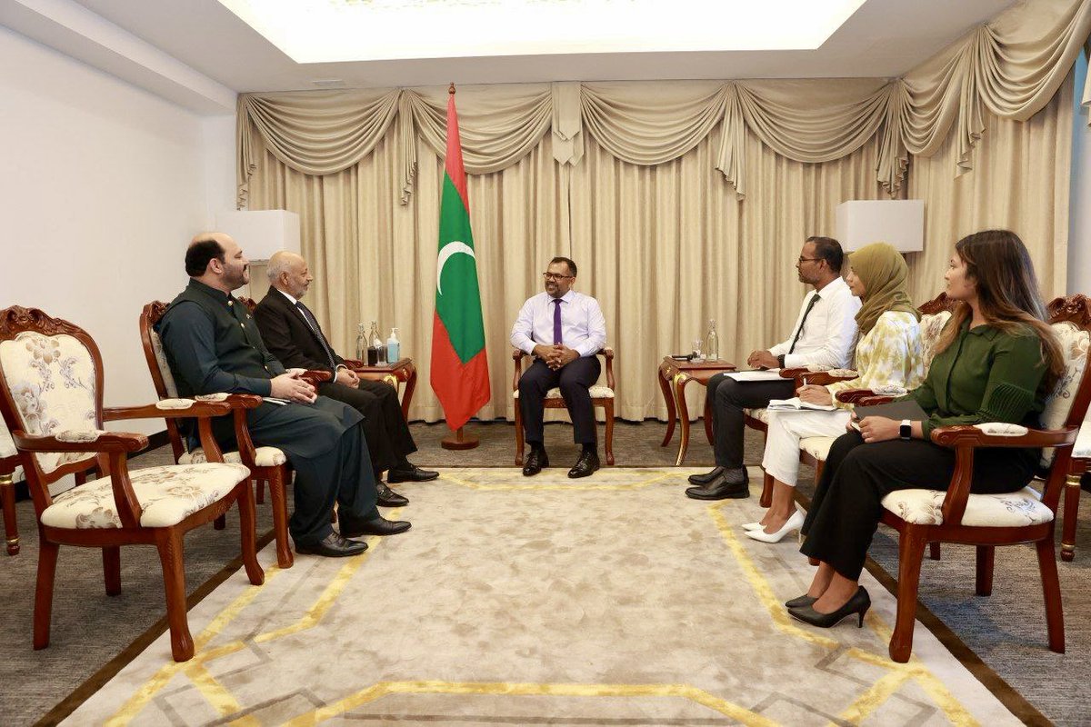MoosaZameer's tweet photo. A warm welcome to the High Commissioner of Pakistan, H.E. Vice Admiral (Rtd) Muhammad Fayyaz Gilani.  

In our meeting today, we acknowledged the enduring 🇲🇻-🇵🇰 relationship, and exchanged views on matters of mutual interest. 

I reiterated the Government's commitment to increasing collaboration with Pakistan for the betterment of our people. 

@PakinMaldives 
@ForeignOfficePk