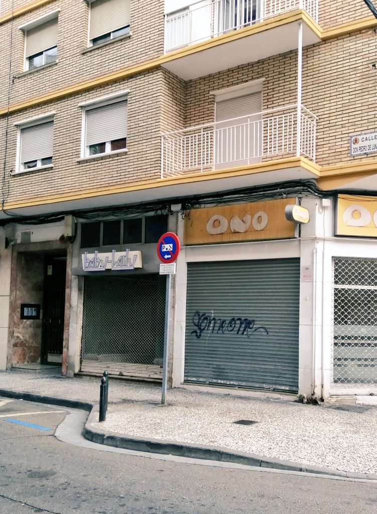 Paseos arqueológicos por los barrios de #Zaragoza Mesón el León Blanco, c/ Don Pedro de Luna, 17 Delicias. Diseño de 1970.
Foto en la actualidad.